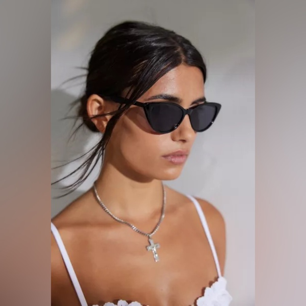 NWOT UO Chic Black Essential Cat-Eye Sunglasses UV